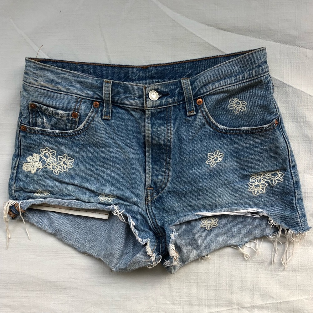 Embroidered flower Levi’s shorts. Low rise. - Picture 1 of 5
